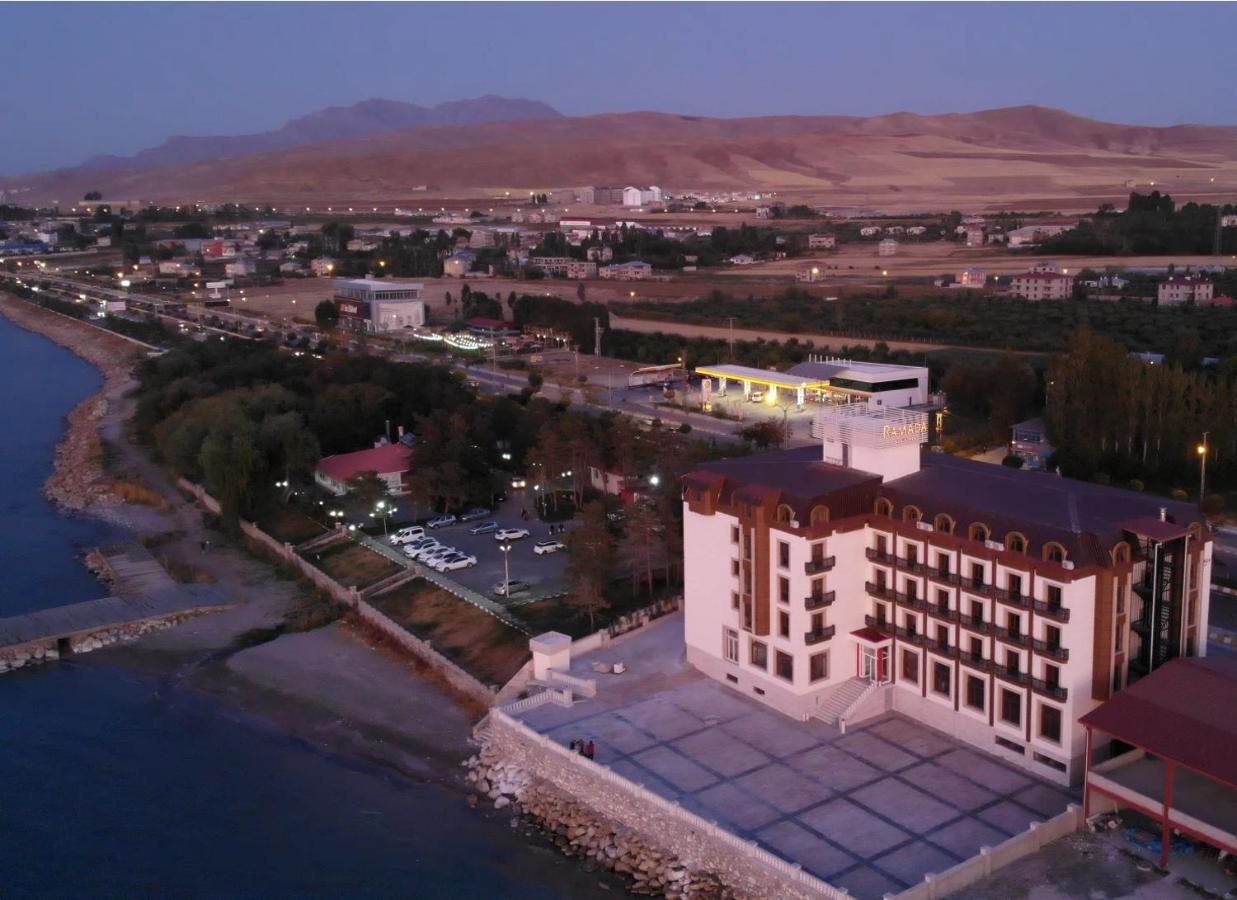 Ramada By Wyndham Ван Экстерьер фото